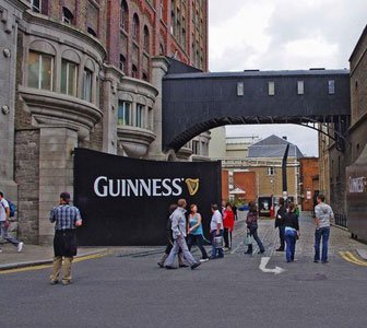 Visitar e almacén Guinness Dublín